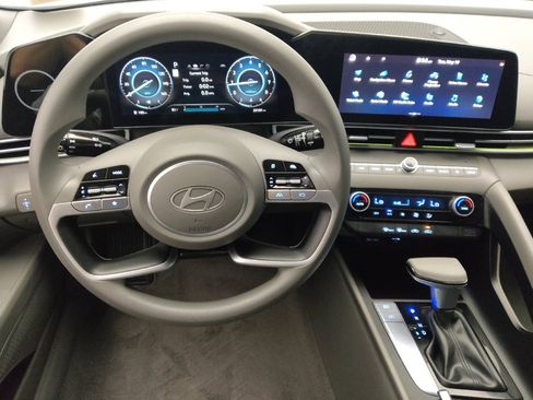 Used 2024 Hyundai Elantra SEL FWD image 22