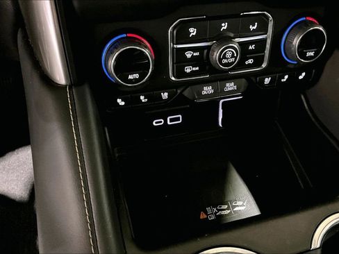 Used 2023 Chevrolet Suburban Premier image 33