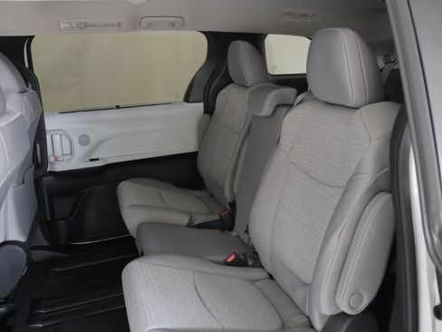 Used 2025 Toyota Sienna LE AWD/4WD image 8