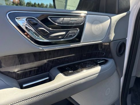 Used 2019 Lincoln Navigator Reserve w/ Cargo Package AWD/4WD image 12