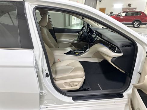 Used 2020 Toyota Camry XLE image 36