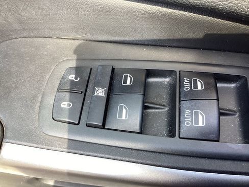 Used 2019 Jeep Cherokee Latitude Plus w/ Cold Weather Group AWD/4WD image 40