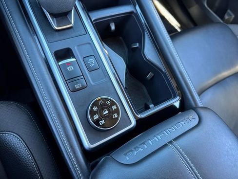 Used 2023 Nissan Pathfinder SL image 17