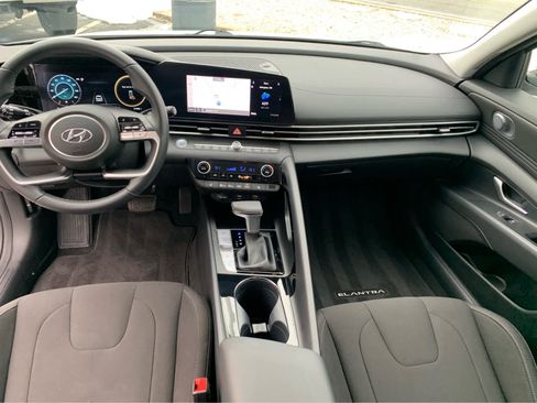 Used 2023 Hyundai Elantra SEL w/ Convenience Package image 10
