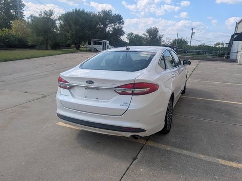 Used 2017 Ford Fusion SE w/ Fusion SE Technology Package FWD image 2