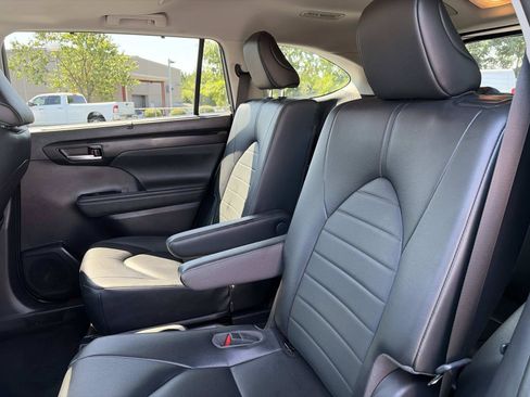 Used 2023 Toyota Highlander XLE FWD image 13