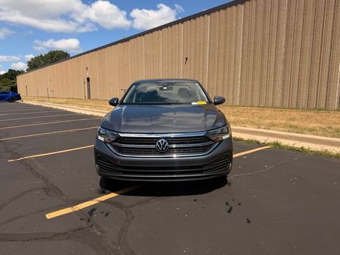 Used 2024 Volkswagen Jetta SE FWD image 3