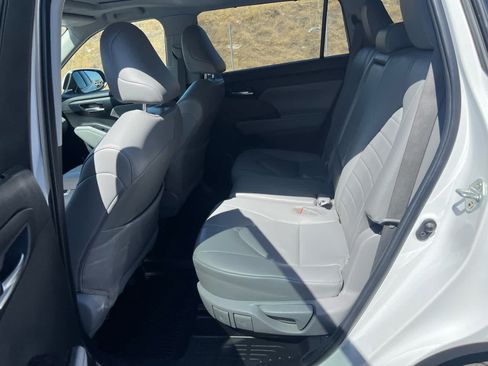 Used 2023 Toyota Highlander XLE FWD image 12
