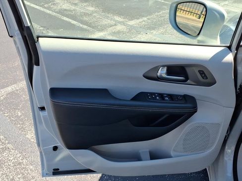 Used 2021 Chrysler Pacifica Touring-L image 13