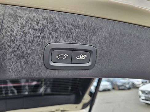 New 2025 Volvo XC40 B5 Ultra w/ Climate Package image 18