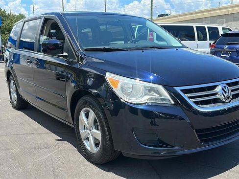 Used 2010 Volkswagen Routan SE FWD image 4
