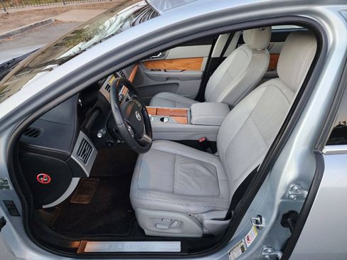 Used 2010 Jaguar XF Luxury RWD image 25