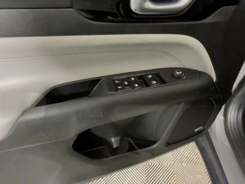 Used 2024 Jeep Compass Limited w/ Sun and Sound Group AWD/4WD image 17