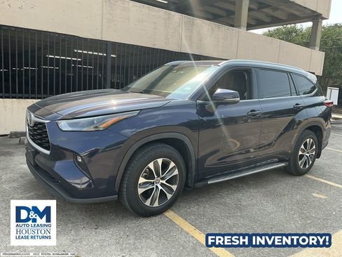 Used 2022 Toyota Highlander XLE FWD image 2