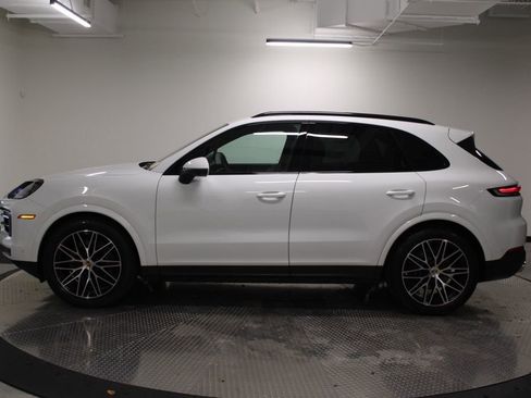 Certified 2025 Porsche Cayenne AWD/4WD image 2