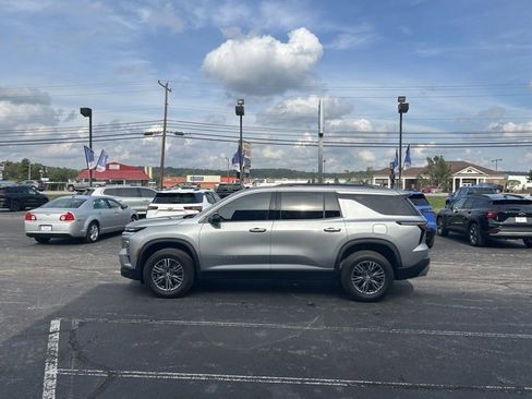 Used 2024 Chevrolet Traverse LT image 34