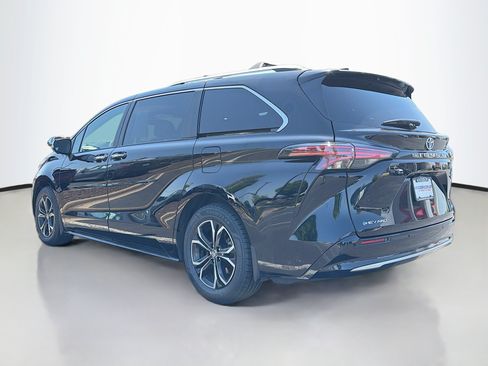 Used 2025 Toyota Sienna Platinum AWD/4WD image 15