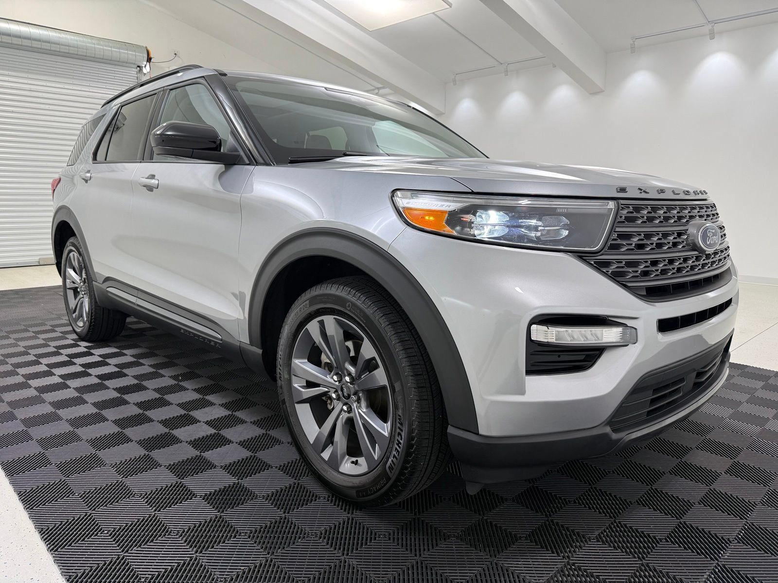 Used 2024 Ford Explorer XLT w/ Equipment Group 202A AWD/4WD image 1