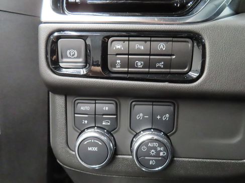 Used 2025 GMC Yukon Denali w/ Sun & Power Step Package AWD/4WD image 47