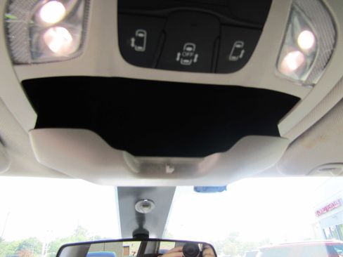 Used 2022 Chrysler Voyager LX image 20