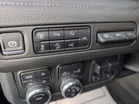 Used 2024 GMC Yukon Denali w/ Advanced Technology Package image 23