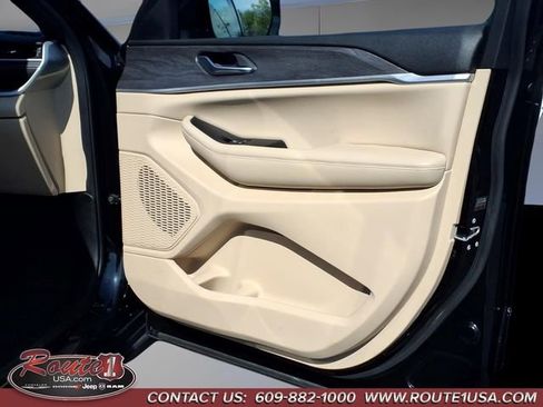 Used 2023 Jeep Grand Cherokee Limited AWD/4WD image 31