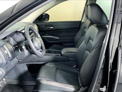 Used 2025 Nissan Pathfinder SL w/ Black Appearance Package image 36