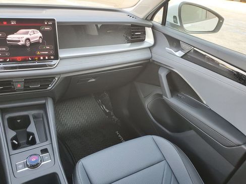 New 2026 Volkswagen Tiguan SE FWD image 14