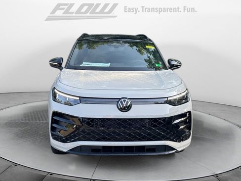 New 2025 Volkswagen Tiguan SE R-Line image 2