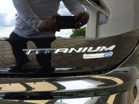 Used 2019 Ford Edge Titanium w/ Equipment Group 301A AWD/4WD image 10