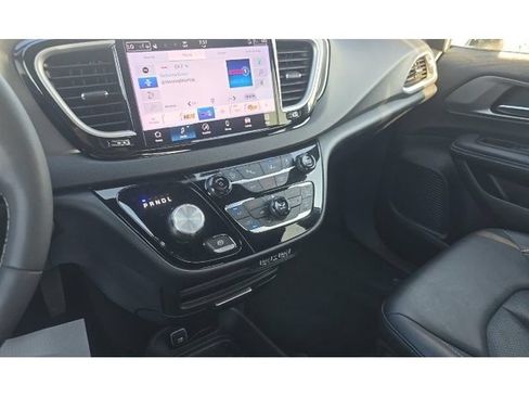 Used 2025 Chrysler Pacifica Select FWD image 8