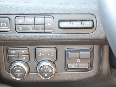 Used 2024 GMC Yukon Denali w/ Advanced Technology Package AWD/4WD image 26