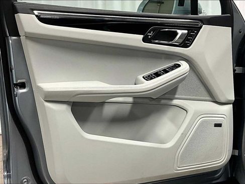 Used 2025 Porsche Macan image 25