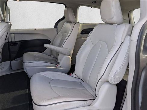 Used 2017 Chrysler Pacifica Platinum FWD image 20