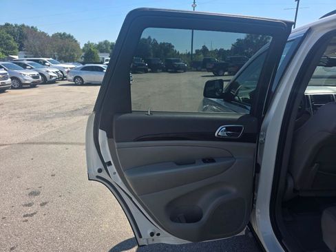 Used 2012 Jeep Grand Cherokee Laredo RWD image 8