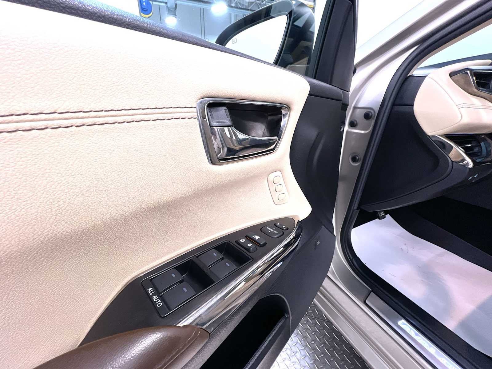 Used 2015 Toyota Avalon Limited w/ Technology Package FWD image 12