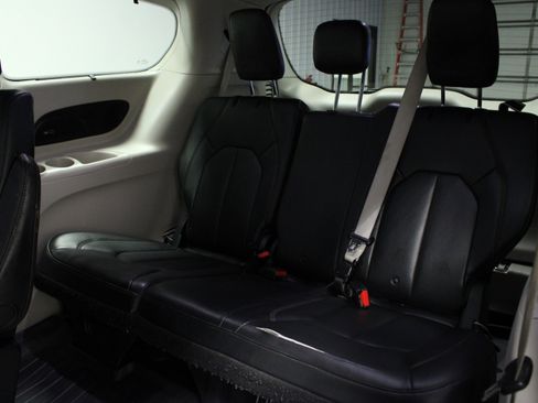 Used 2017 Chrysler Pacifica Touring-L Plus w/ Tire & Wheel Group image 15