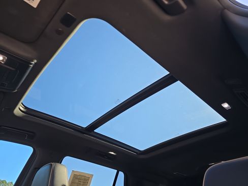 Used 2021 Chevrolet Tahoe Premier w/ Premium Package image 34