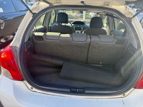 Used 2009 Toyota Yaris 4-Door Hatchback image 5