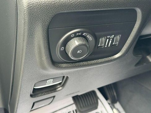 Used 2023 Jeep Grand Cherokee Limited w/ Black Appearance Package image 18