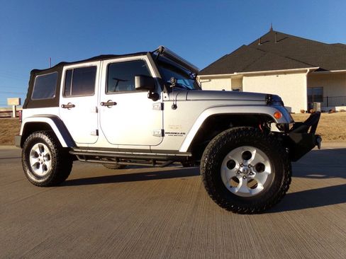 Used 2015 Jeep Wrangler Unlimited Sahara w/ Connectivity Group AWD/4WD image 13