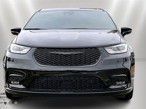 Used 2025 Chrysler Pacifica Select image 3