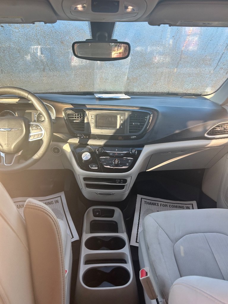 Used 2017 Chrysler Pacifica LX FWD image 9