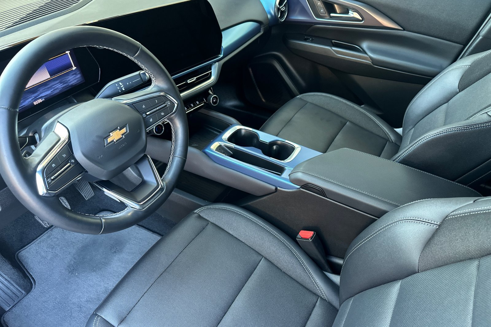 Used 2024 Chevrolet Equinox EV LT w/ LPO, Blackout Package FWD image 10