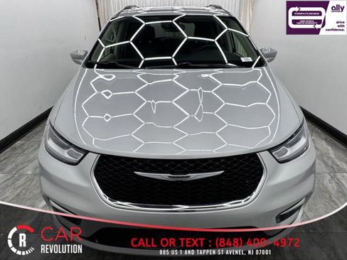 Used 2022 Chrysler Pacifica Touring-L image 2