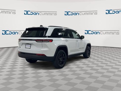 Used 2025 Jeep Grand Cherokee Altitude AWD/4WD image 8