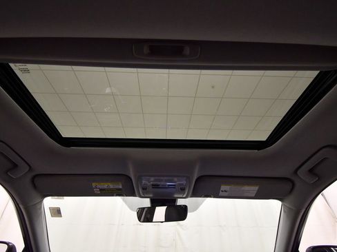 Used 2018 Toyota Highlander Limited w/ Carpet Mat Package (TMS) image 17