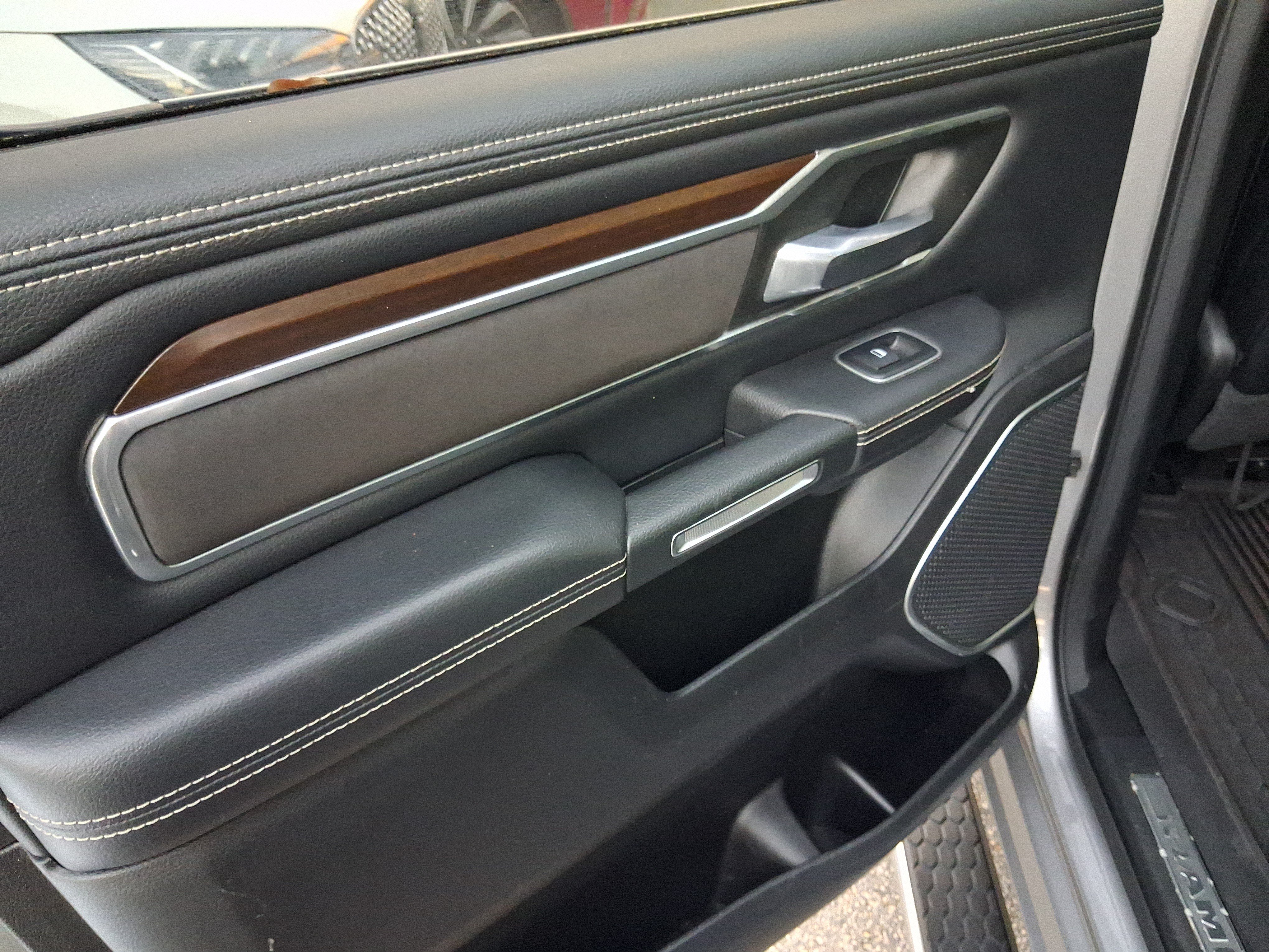 Used 2021 RAM 1500 Laramie AWD/4WD image 9
