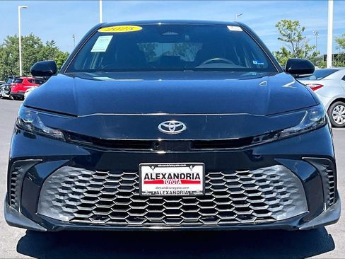 Used 2025 Toyota Camry SE FWD image 3