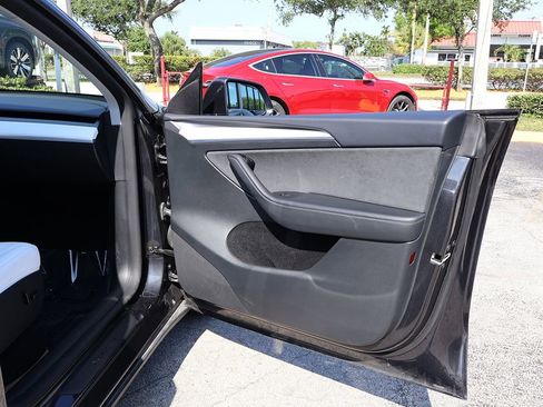 Used 2024 Tesla Model Y 2WD image 33